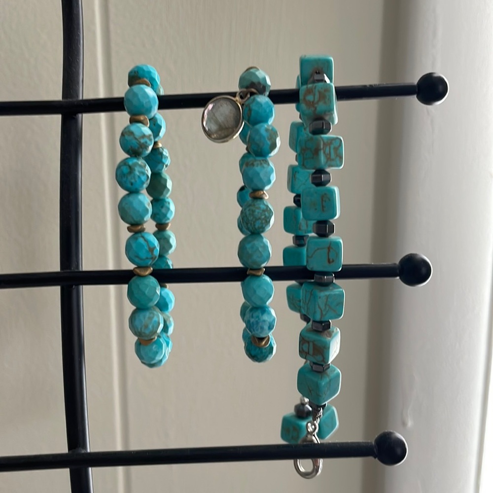Kendra Scott Stretch Bracelet set Gold Turquoise Magnesite NWOT + KS Pouch!